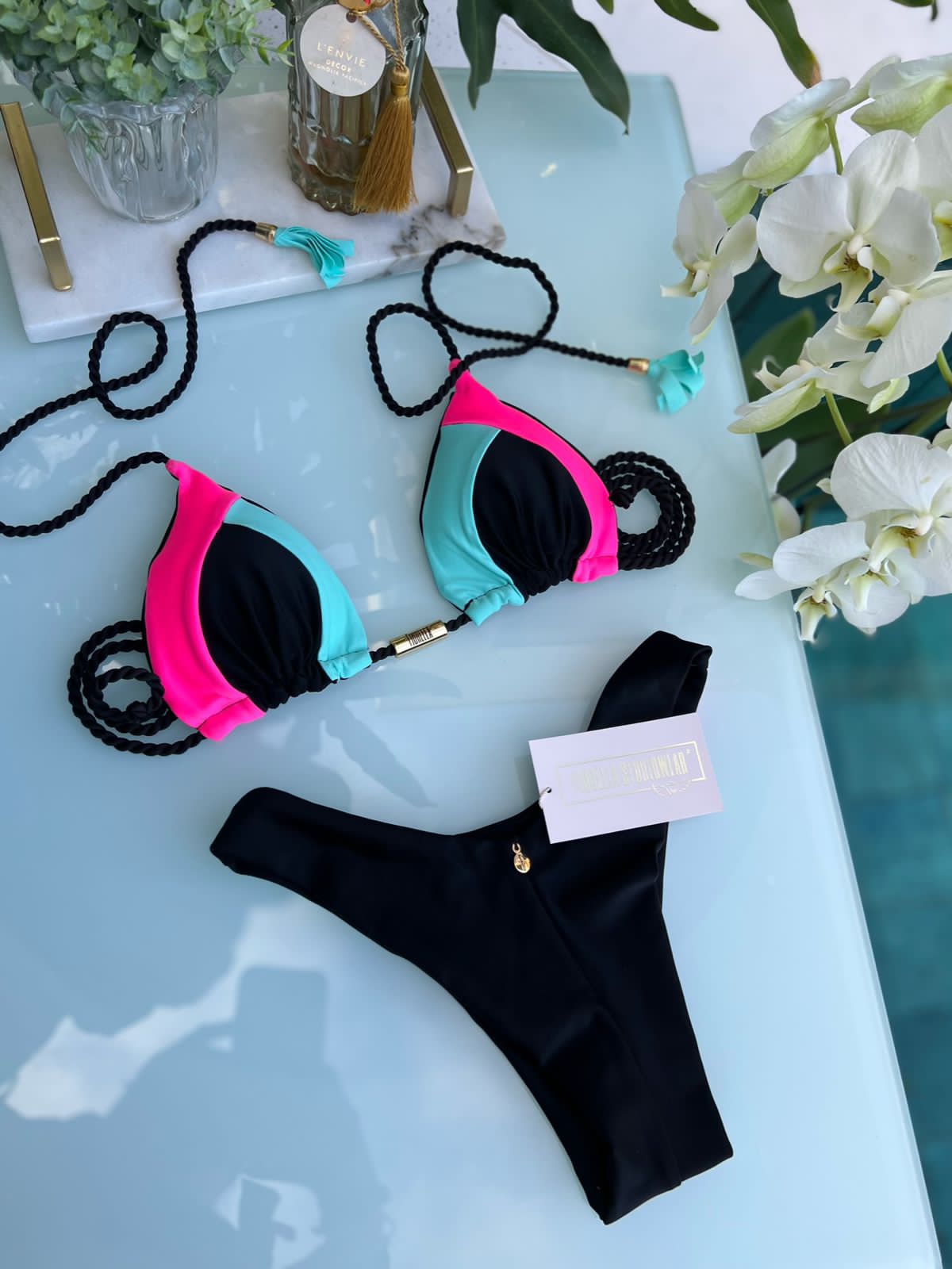 Biquíni Camélia Recortes Preto/Rosa Neon